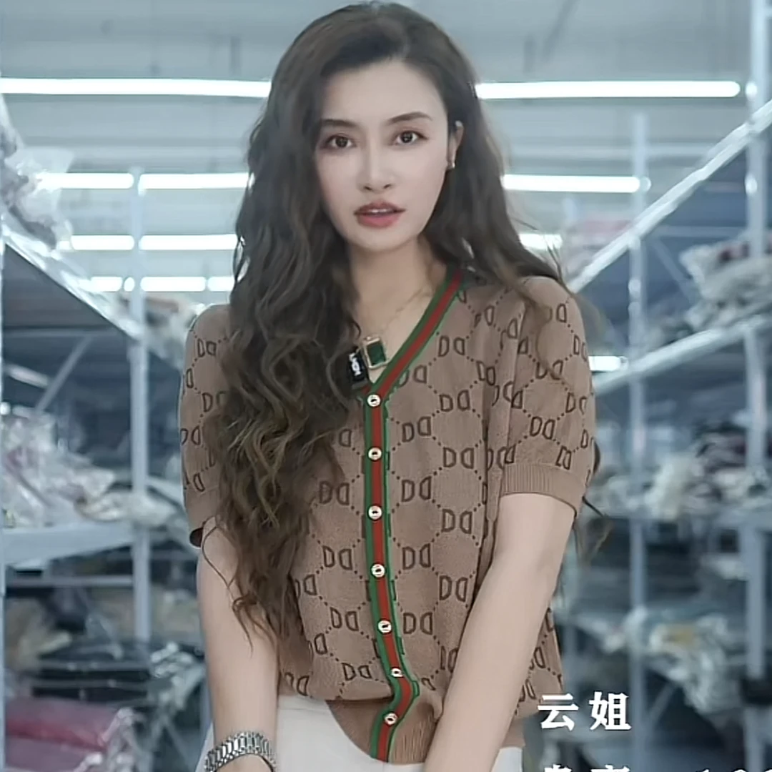 【例畔精选】2025轻奢气质时尚高级字母V领菱格百搭撞色针织衫A344#