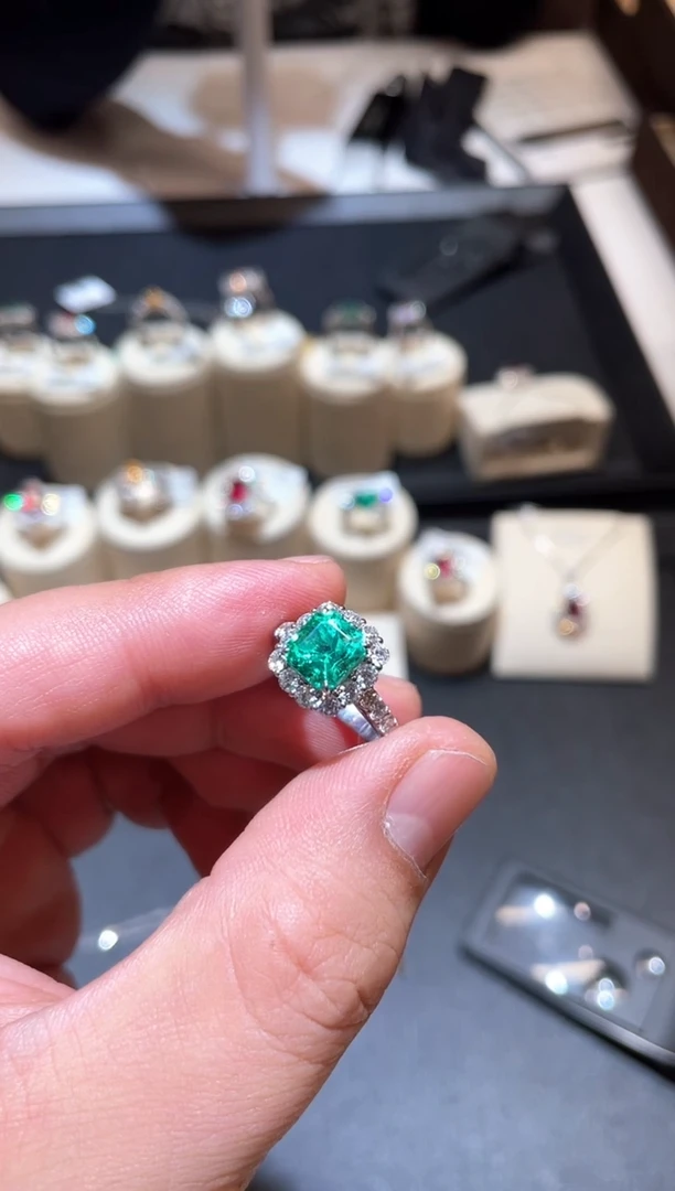 铂Pt900镶嵌戒指祖母绿2.19ct
