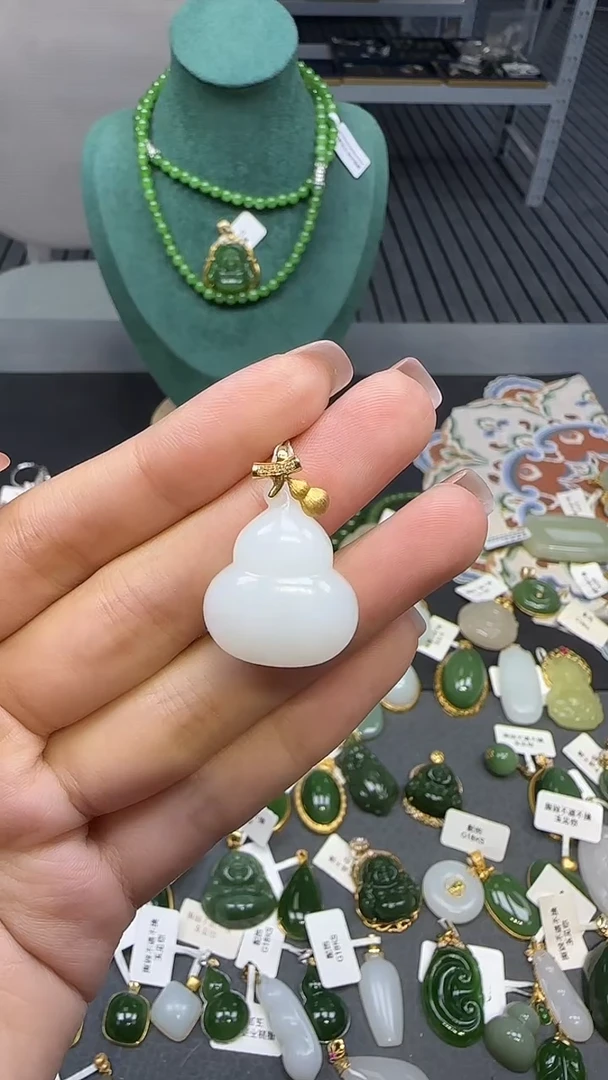 18K金镶嵌和田玉挂件1