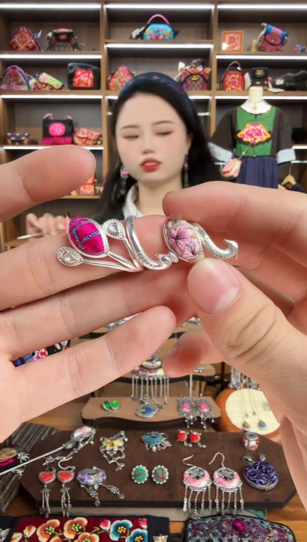 【闪购商品】织绣7蒙阿苏苗绣传承