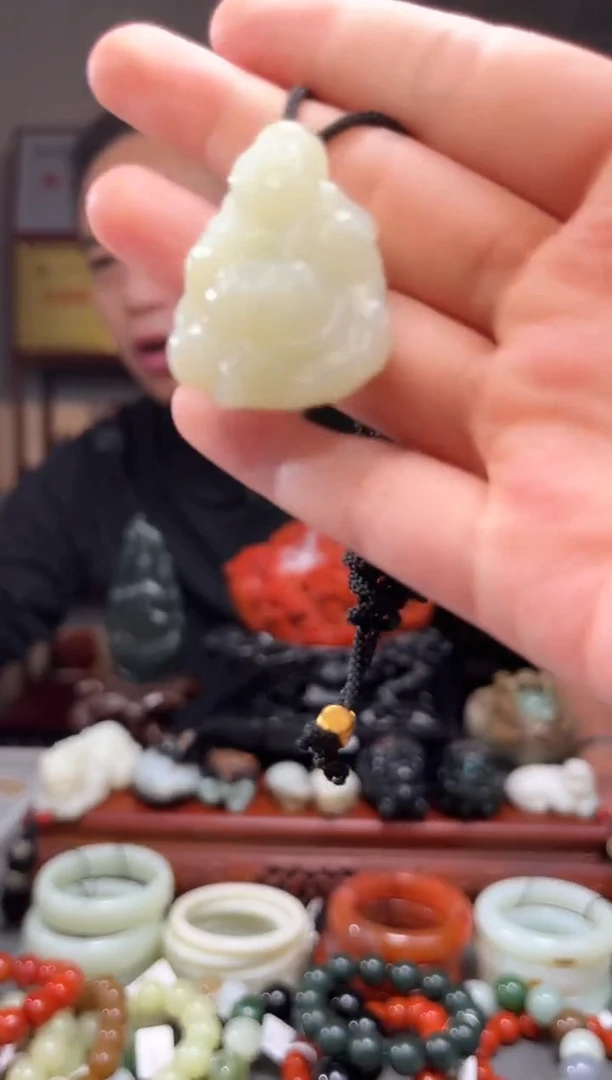 颈饰未镶嵌和田玉吊坠