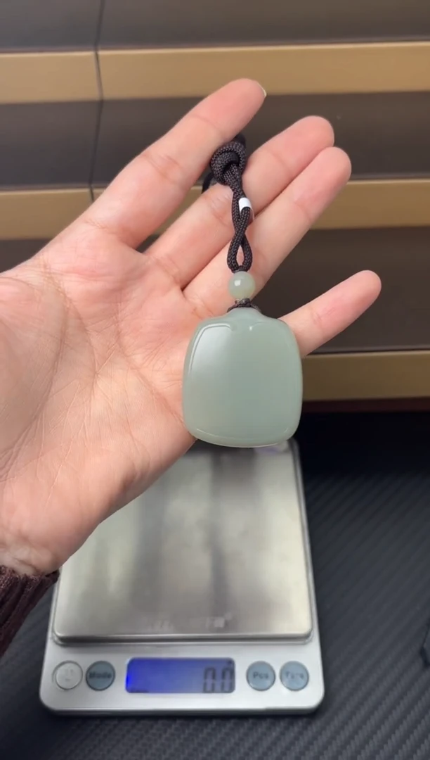 吊坠(赠链)未镶嵌和田玉且末微色差近矿吊坠j