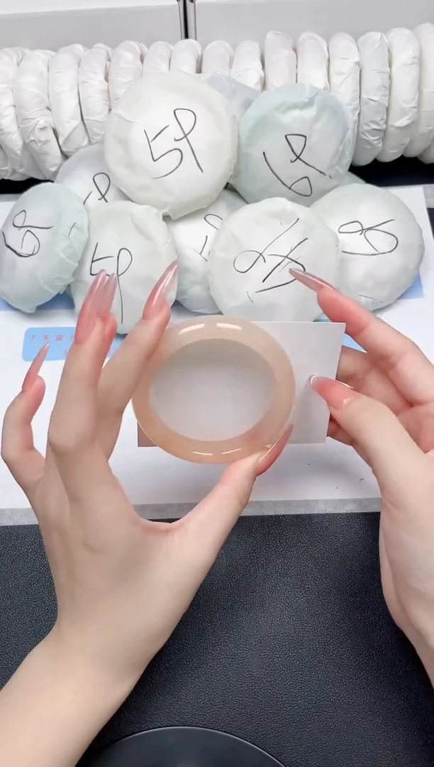 未镶嵌手镯石英质玉31-54.6