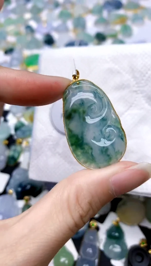 颈饰18K金镶嵌翡翠天然A货翡翠