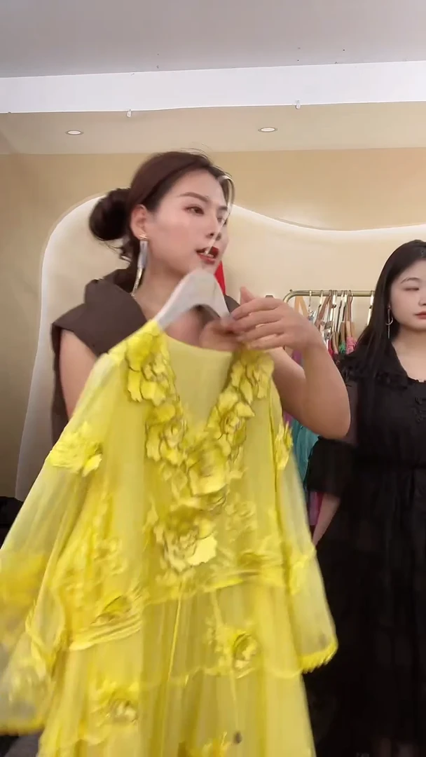 常规黄色花后连衣裙