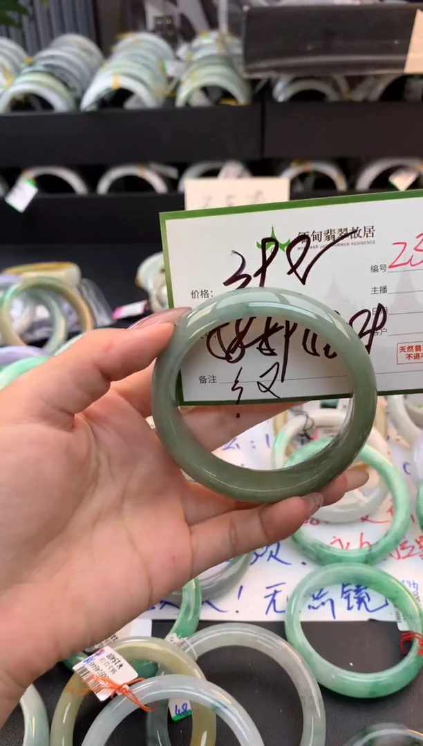 未镶嵌定制翡翠毛货需精细抛光+多人