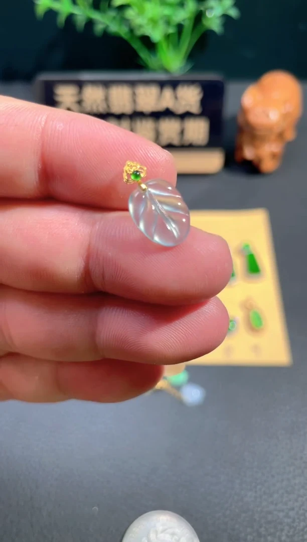 颈饰18K金镶嵌翡翠翡翠