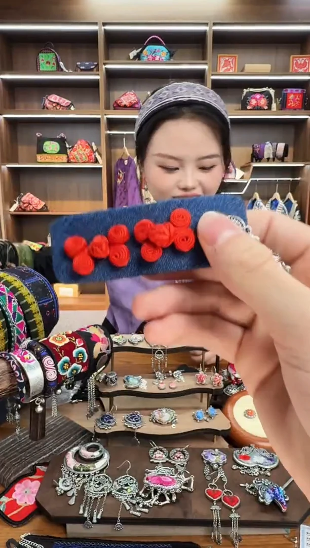 【闪购商品】织绣145蒙阿苏苗绣传承