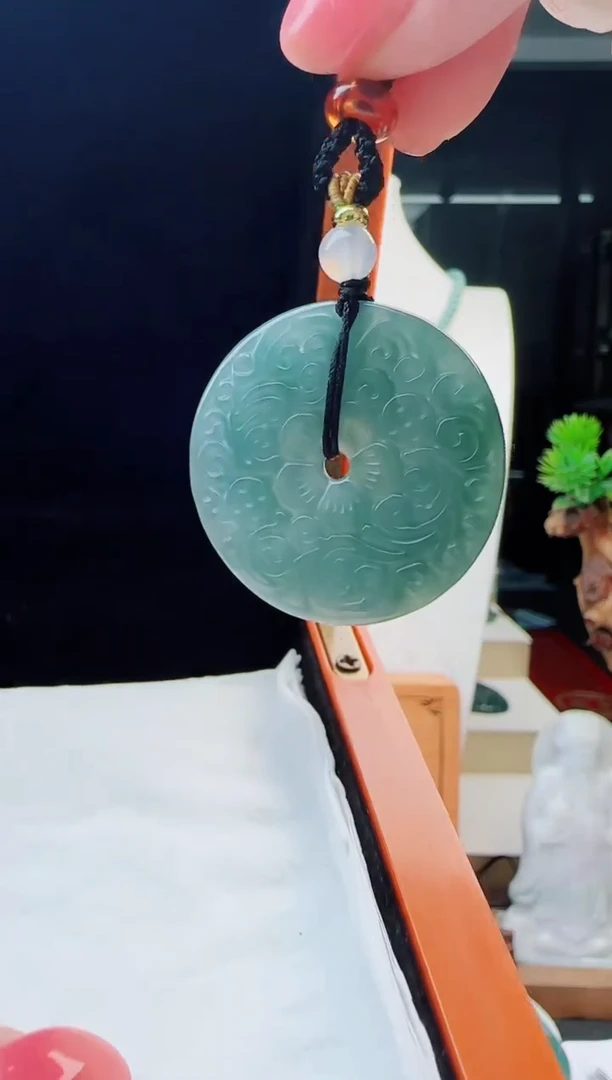 翡翠未镶嵌颈饰多样性发货其中一件