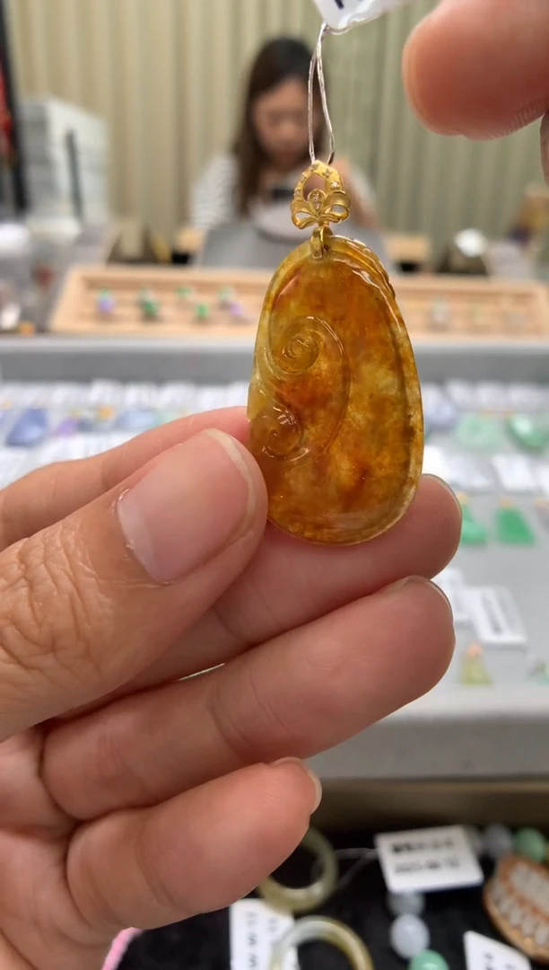 翡翠18K金镶嵌颈饰如意