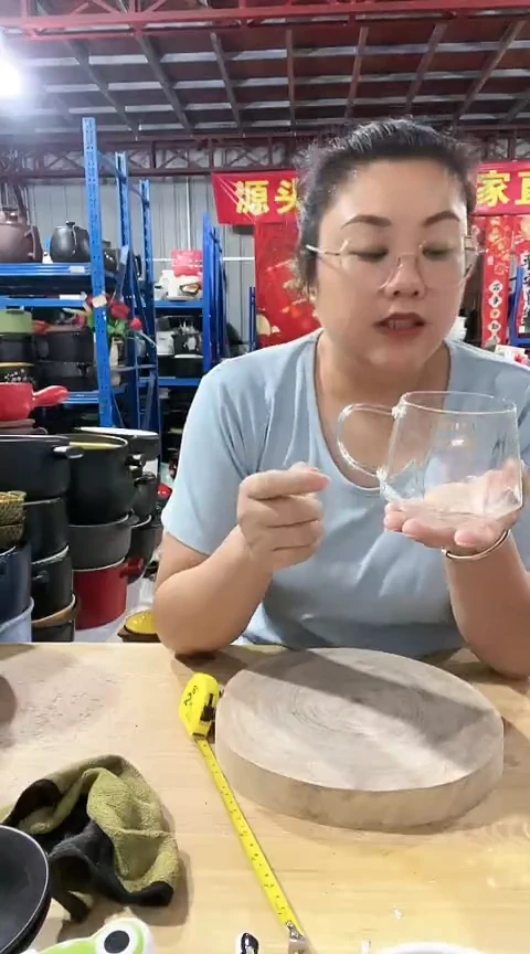瑕疵玻璃杯一个.