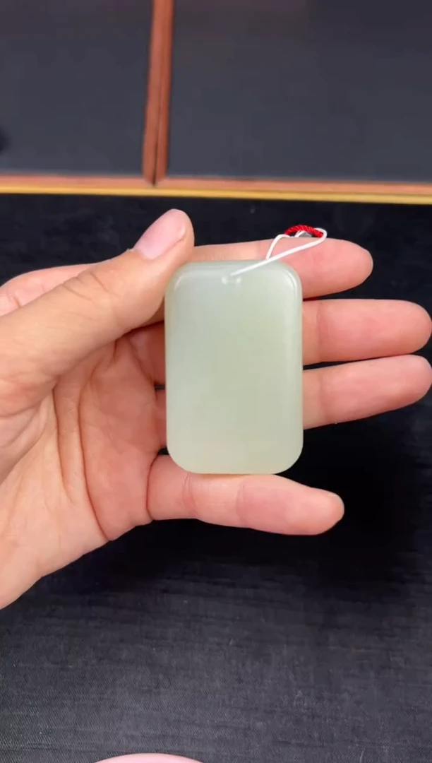 【闪购商品】和田玉吊坠(赠链)未镶嵌且末微色差迪克兰一细