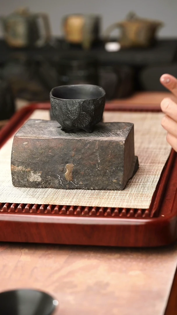 归玉堂冰碛岩重工雕刻手凿三足杯