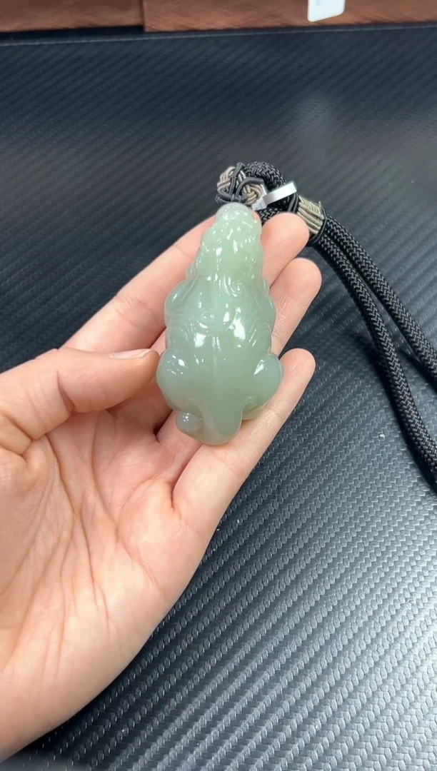 吊坠(赠链)未镶嵌和田玉且末微色差近矿