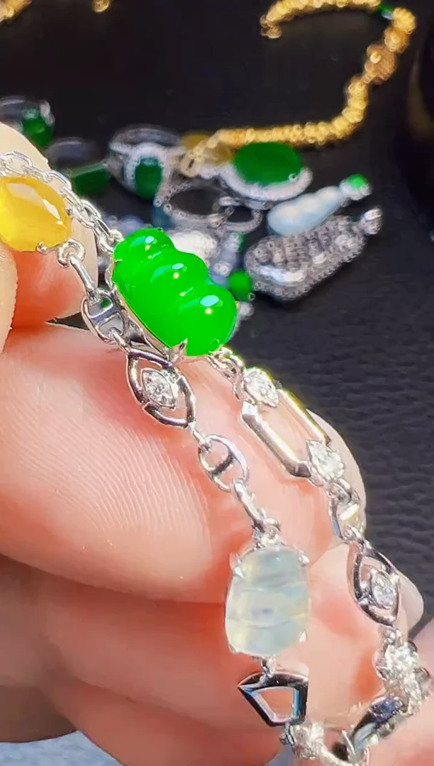 颈饰18K金镶嵌翡翠兰翡翠