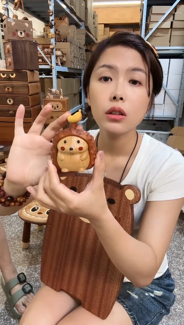 木刺猬微瑕摆件配小香蕉