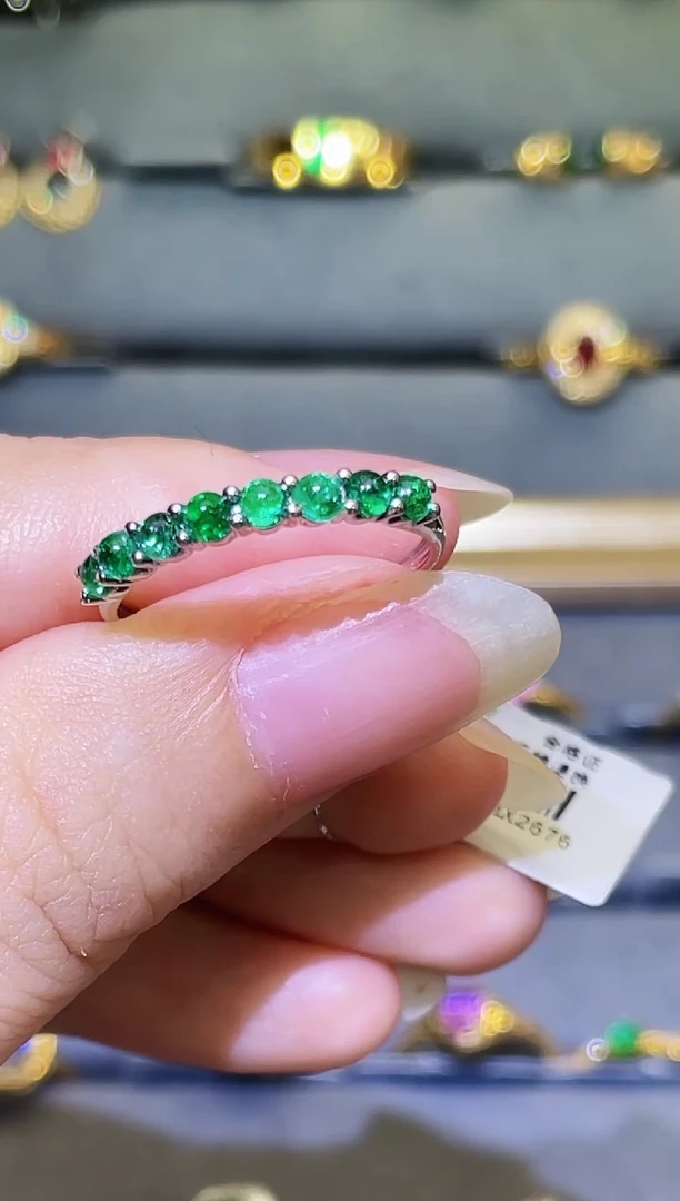 18K金镶嵌戒指祖母绿0.7ct