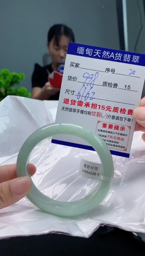 翡翠手镯未镶嵌20缅甸天然A货翡翠需包容瑕疵，介意慎拍
