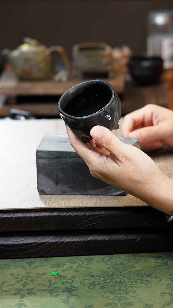 中式归玉堂冰碛岩重工雕刻三足手凿杯