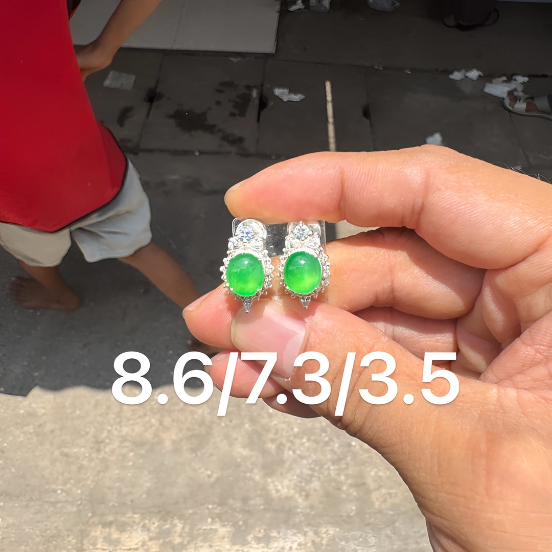 0604(小哪吒在源头)冰种翡翠阳绿耳钉干净饱满杠味荧光足M400