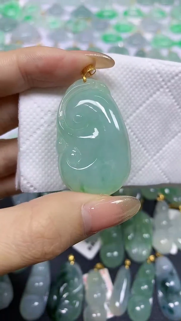 颈饰18K金镶嵌翡翠