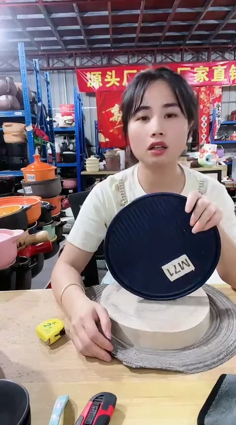 大瑕疵蓝色圆烤盘打磨