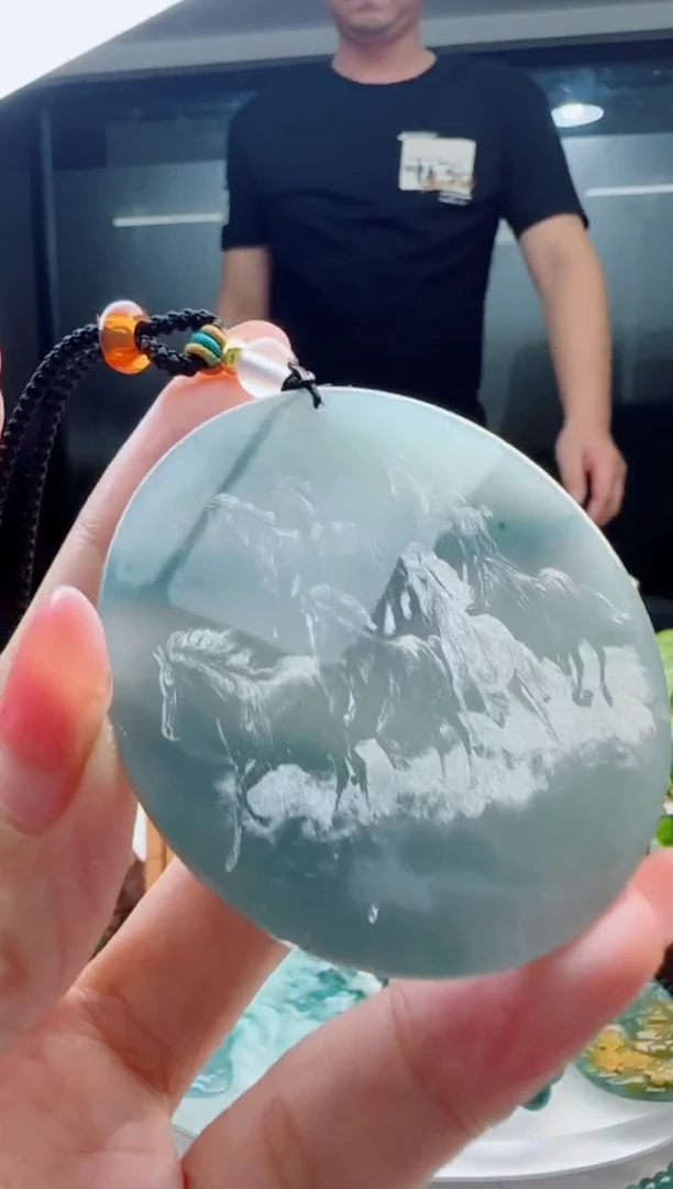 翡翠未镶嵌颈饰多样性发货其中一件