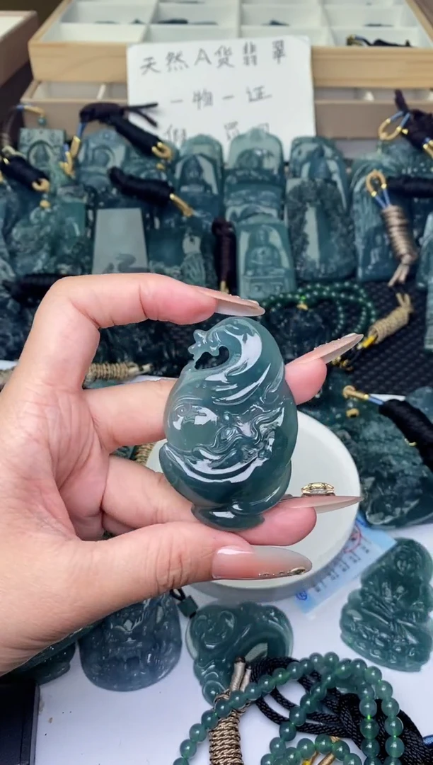 颈饰未镶嵌翡翠