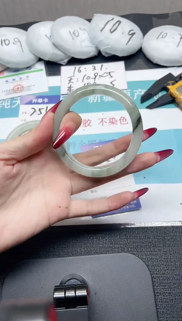 未镶嵌手镯石英质玉252-59