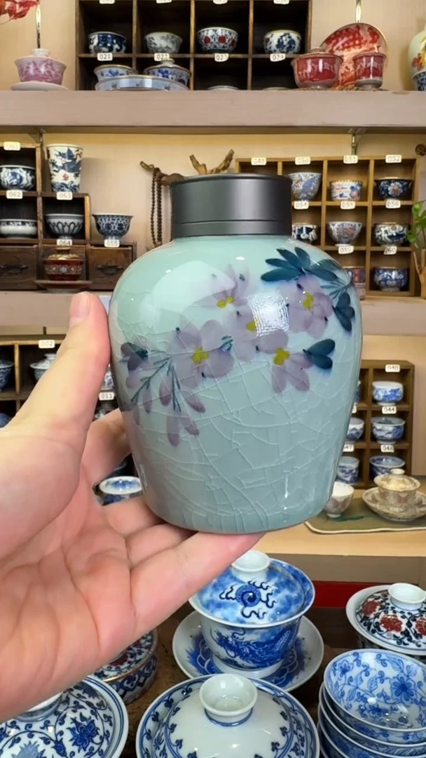 手绘青瓷花卉茶叶罐