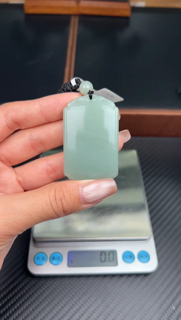 吊坠(赠链)未镶嵌和田玉且末微色差近矿吊坠Sm