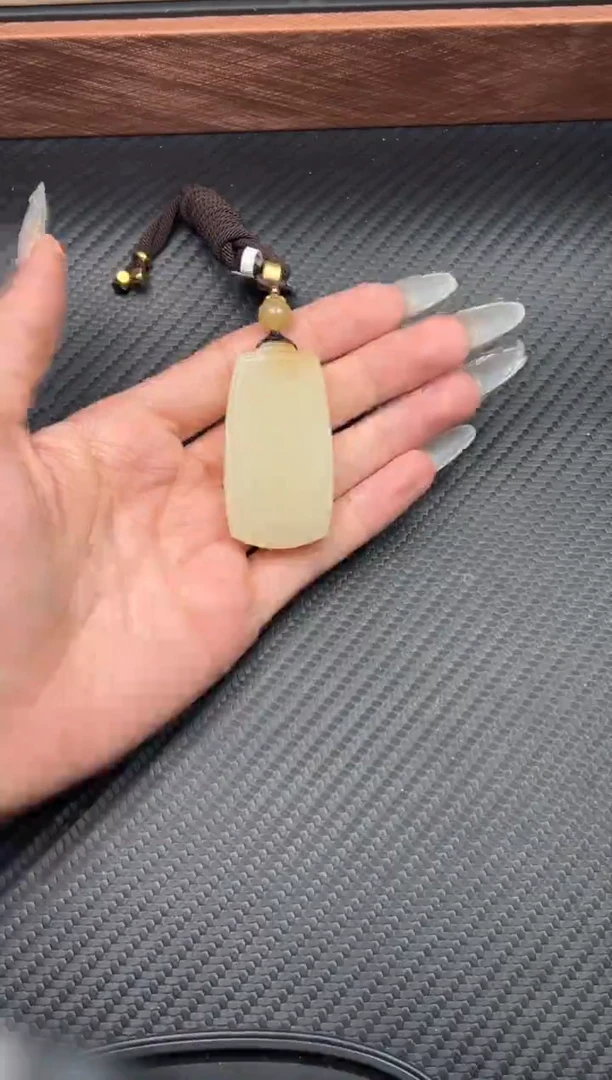 吊坠(赠链)未镶嵌和田玉且末金山微色差吊坠