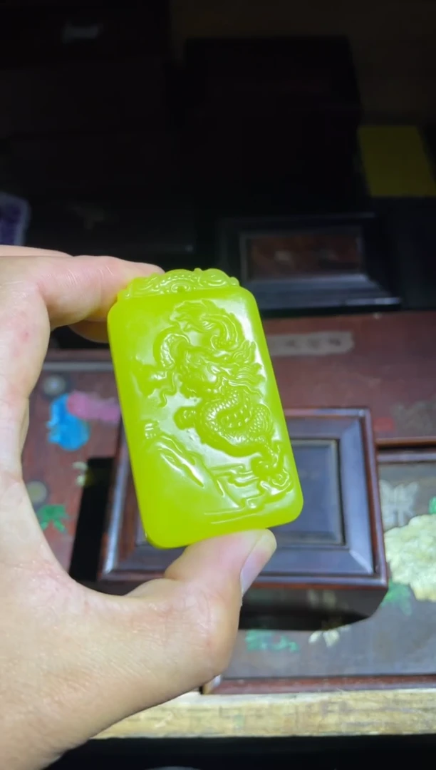 天然玉石未镶嵌颈饰  豆青色双面工龙牌1件