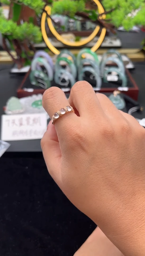 18K金镶嵌戒指翡翠戒指