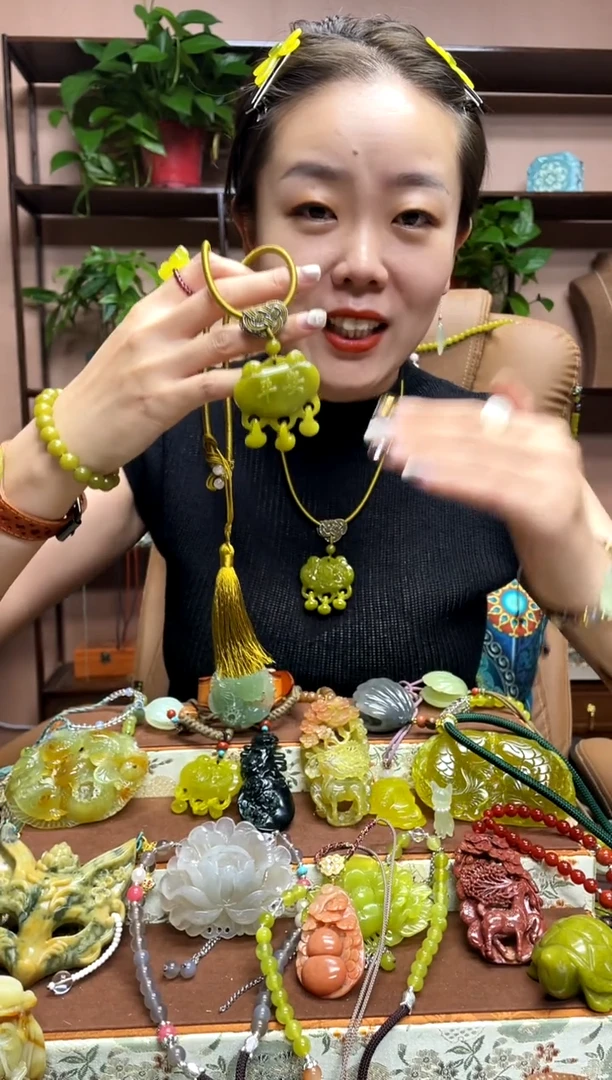 未镶嵌岫玉吊坠多样性发货发其中之一