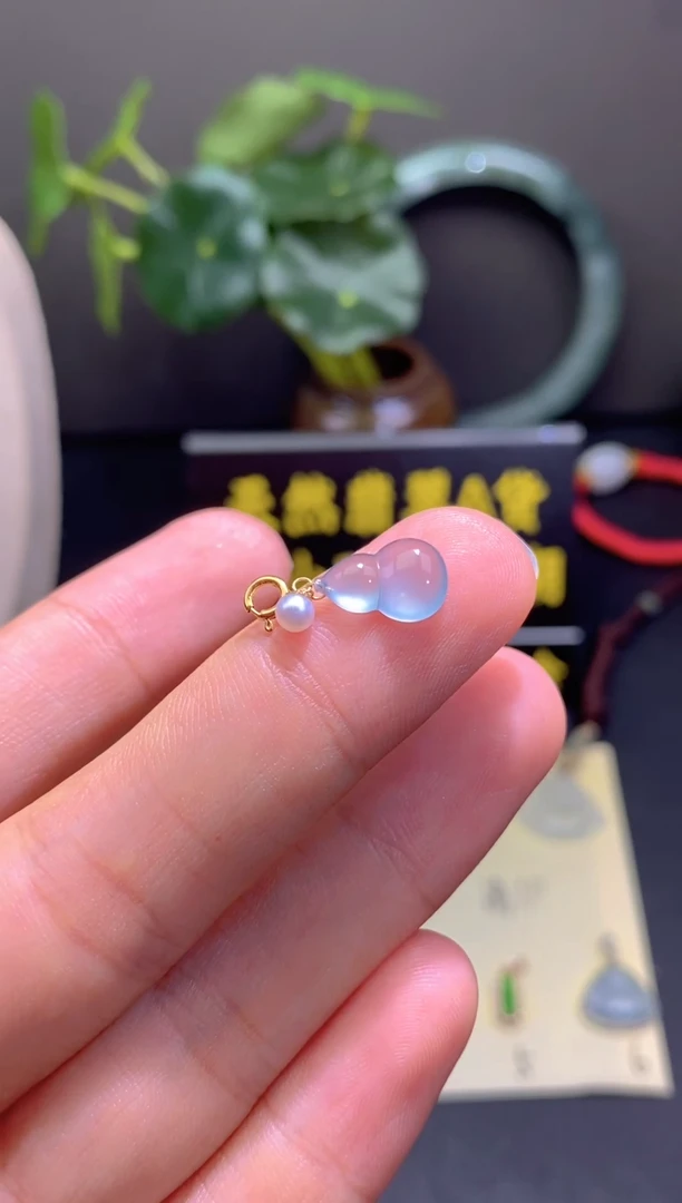 翡翠18K金镶嵌颈饰翡翠吊坠