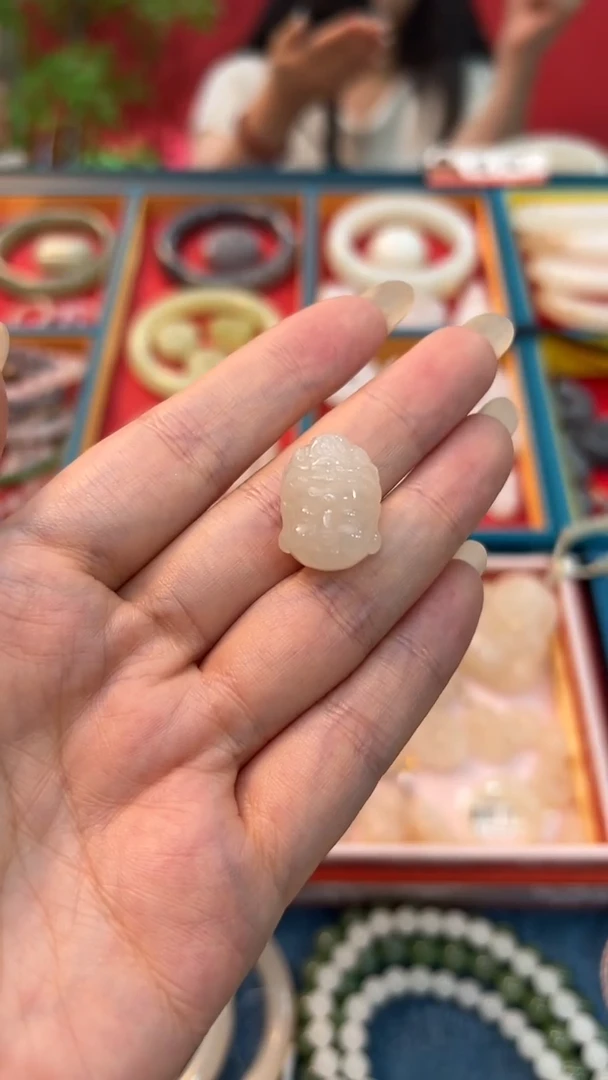 和田玉未镶嵌颈饰藕粉冰底佛头