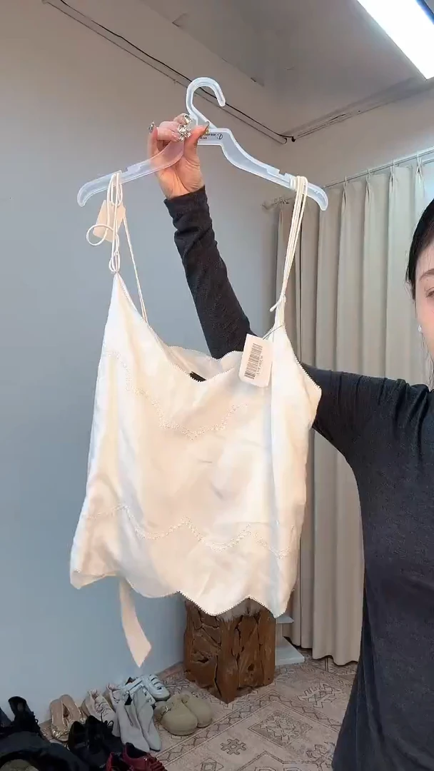 11女士时尚搭配吊带