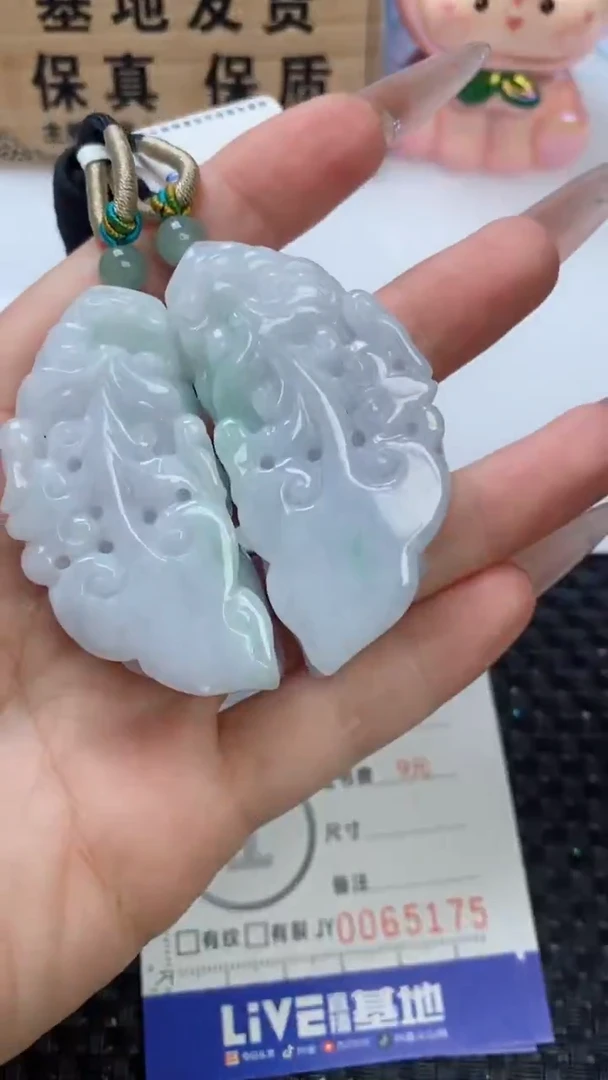 翡翠未镶嵌颈饰               一对