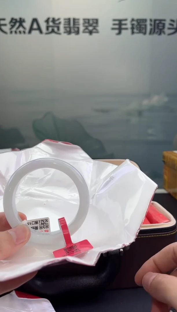 翡翠手镯未镶嵌翡翠手镯