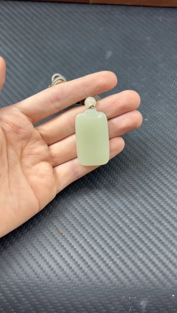 和田玉未镶嵌吊坠(赠链)且末微色差迪克兰一细吊坠