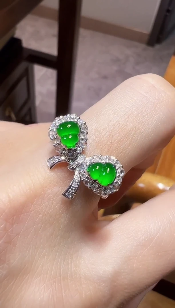 18K金镶嵌戒指翡翠葫芦