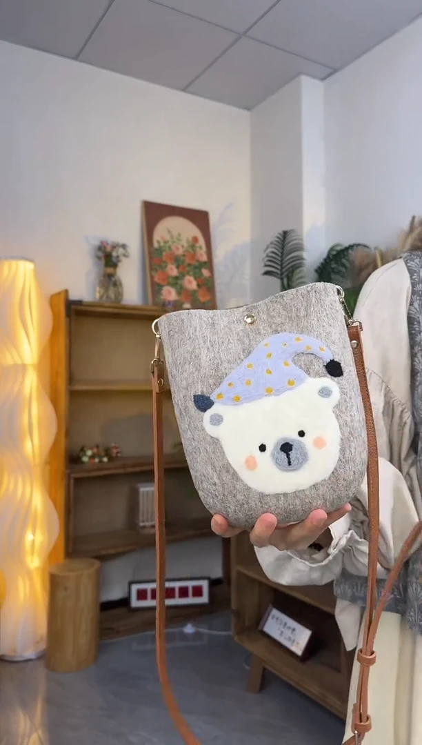羊毛非遗纯手工包  手机包灰小熊