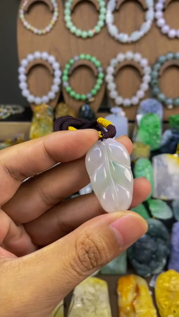 翡翠未镶嵌颈饰飘花叶子