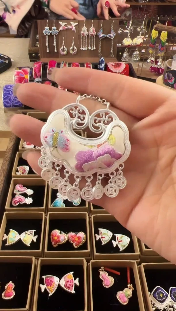 【闪购商品】织绣民族风老绣饰品069