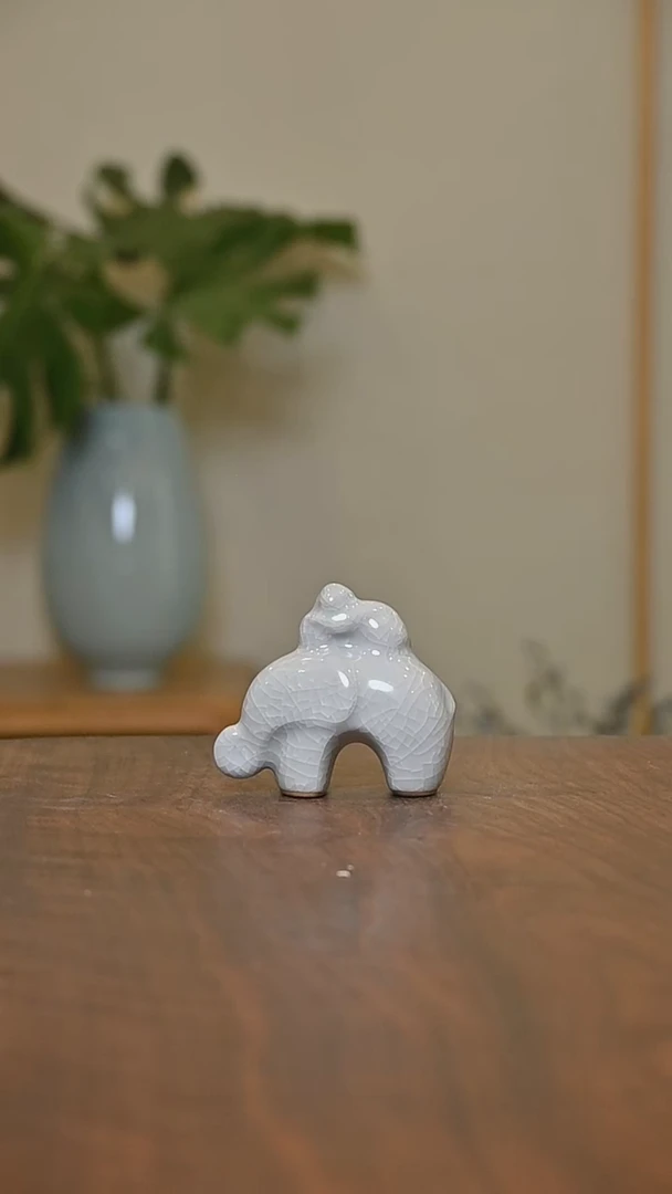 拜象封侯 月白釉 微瑕 无款