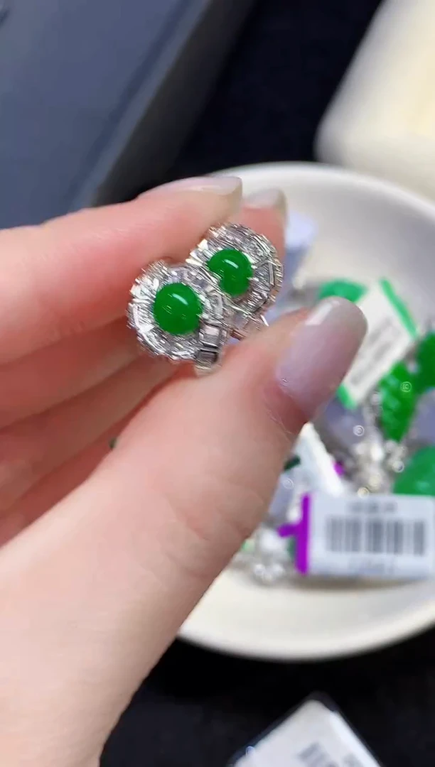 18K金镶嵌翡翠耳饰CM