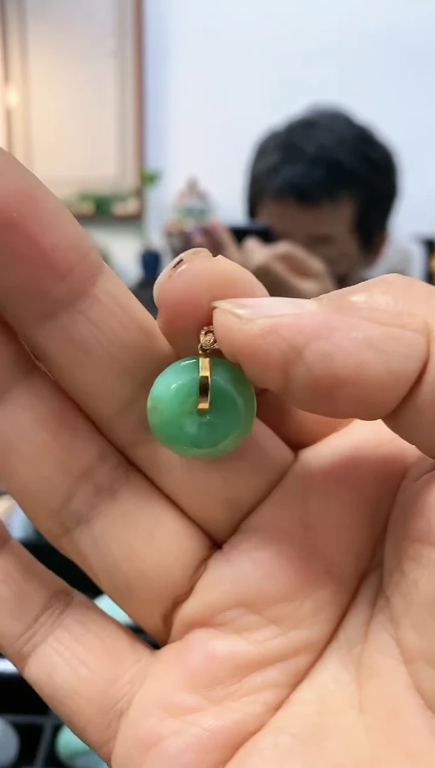 翡翠18K金镶嵌颈饰吊坠