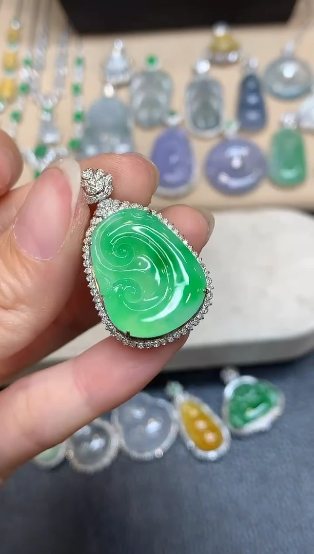 颈饰18K金镶嵌翡翠如意【无服务费