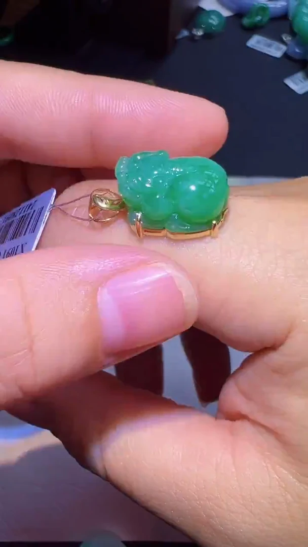 颈饰18K金镶嵌翡翠貔貅